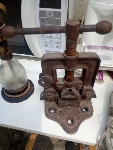 Morsa de bancada hidráulica.
