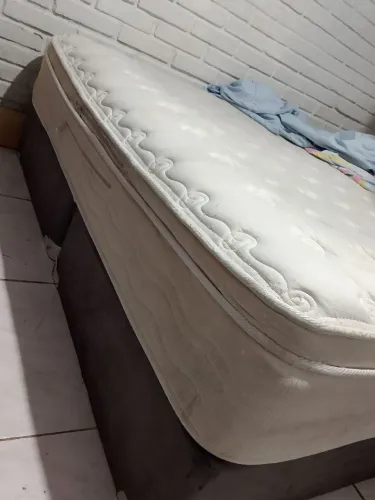 Cama Queen Ótima (vendo por motivo de viagem)