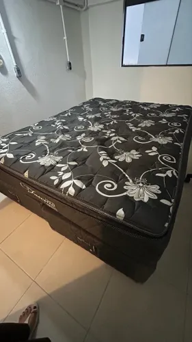 Cama box com colchão Queen