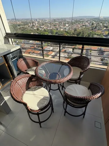 Mesa com 4 cadeiras giratórias de fibra