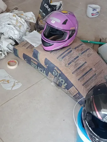 Vendo 60 telhas, 4 cerâmicas brancas, e dois sacos de cimento fechado.