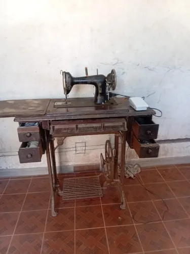 Máquina de Costura Antiga Husqvarna Década de 50 (Com Gabinete - Para Restauro)