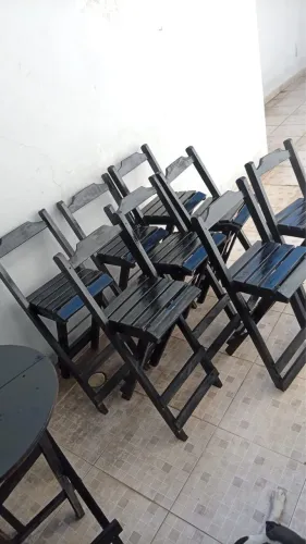 Cadeira bistrô alta preta de eucalipto