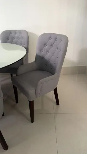 Vende-se lindo conjunto de mesa com 6 cadeiras 