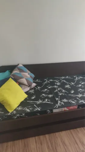 Cama de solteiro com colchão em bom estado