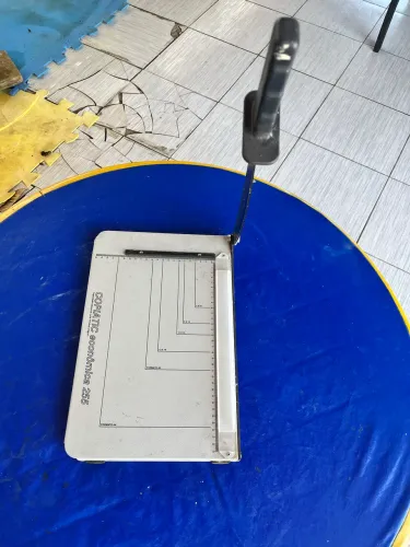 Guilhotina para cortes de até 10 folhas simultâneas