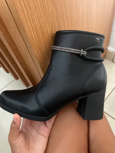 bota preta, nunca usada! 150 mas tem conversa 