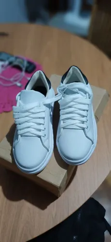 Sapato branco tamanho 38 forma pequena bom para quem tem o pé 36 a 37 tamanho... novo