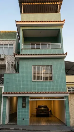 Seu triplex dos sonhos no Centro de Meriti: suíte, closet com banheira, terraço e 2 vagas