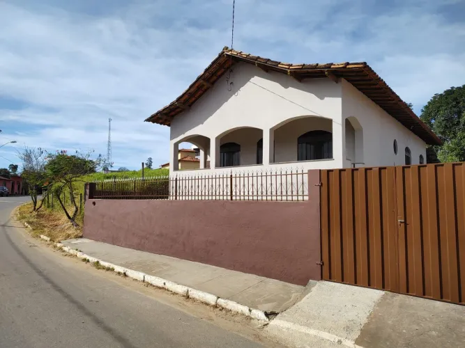 Casa de 3 Quartos, sendo 01 suíte 01, banheiro social, 03 vagas de garagem