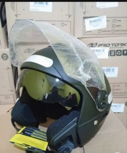 Capacete aberto com óculos