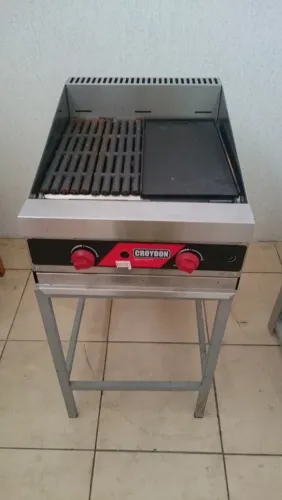 Chapa Char Broiler a gás 50x47 com pedra grelha e chapa lisa.