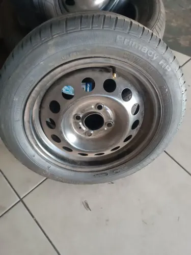 Roda com pneu linha Ford aro 15