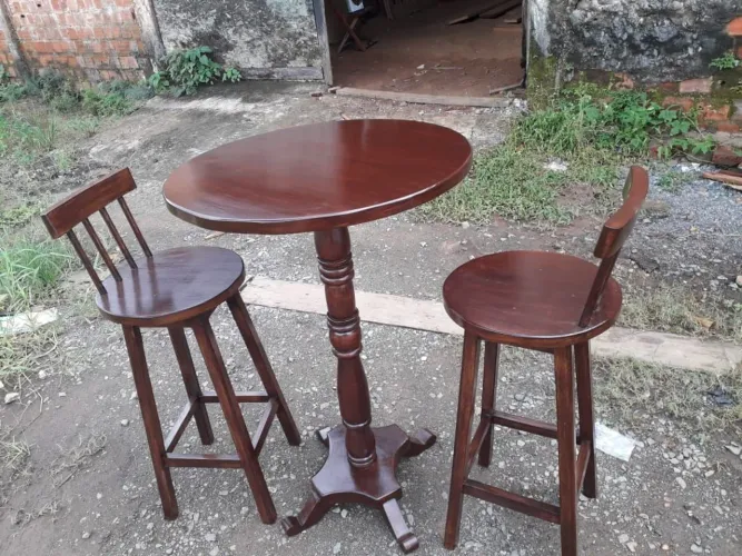 Conjunto de mesa bistrô com base torneada e 2 bancos altos de madeira 