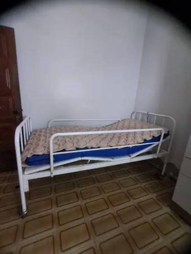 Cama hospitalar com os 02 colchões. 