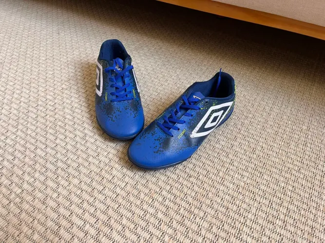 Chuteira society Umbro Cosmic 37