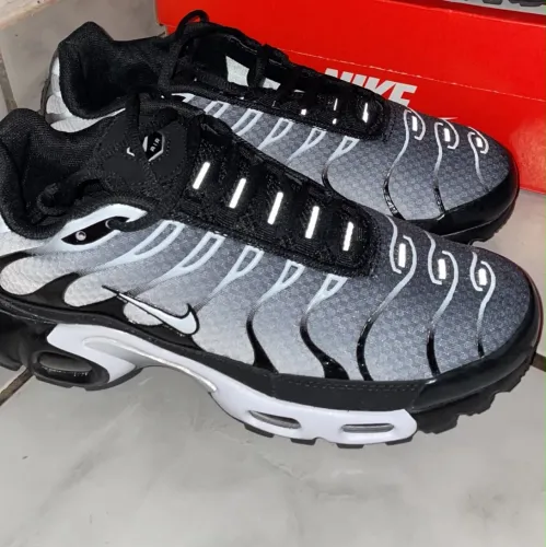 vendo tn nike black white, tamanho 41/42
