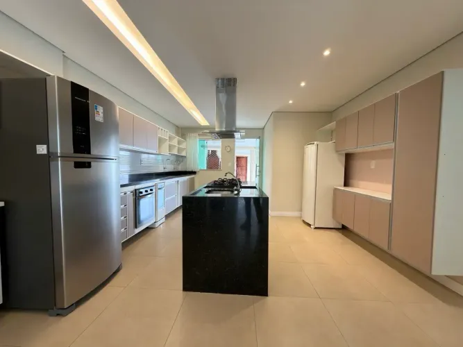 Linda casa na Morada do Sol.