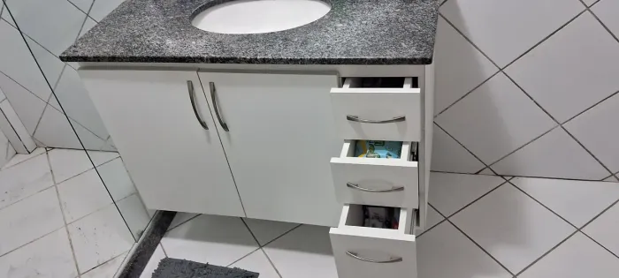 Armário de banheiro, com a pia