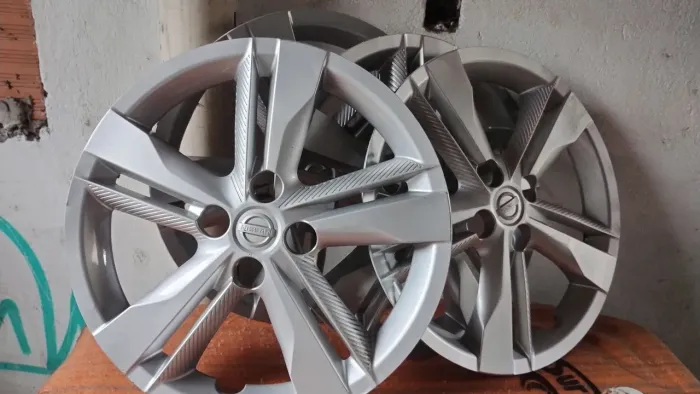 Calotas Nissan