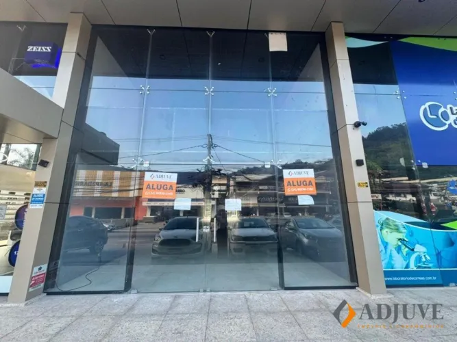 Loja com 142,76m², localizada no centro de Itaipava!