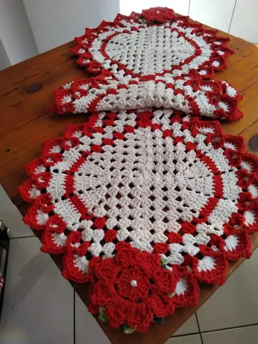 Trilho de mesa rendado 