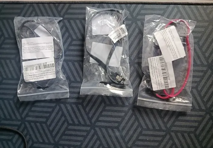 3 Cabos SATA III 6Gb/s - 2 Retos + 1 com Ponta 90°