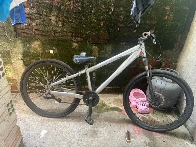 Bicicleta gta peneu d trás furado
