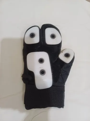 Um luva mão direita para skate slider da Tracker com casquilhos semi-novos