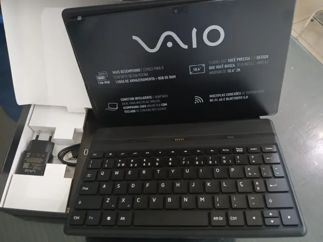 Tablete com teclado na caixa