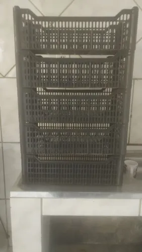 Vende-se caixas de plástico