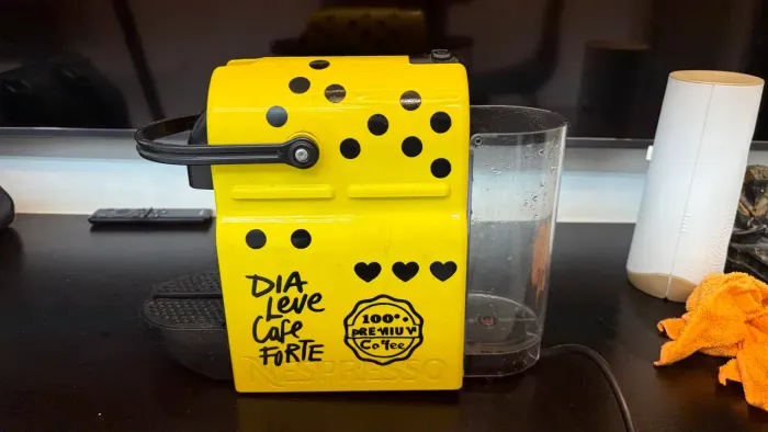 Cafeteira Nespresso Inissia Amarela - Edição Especial Imaginarium