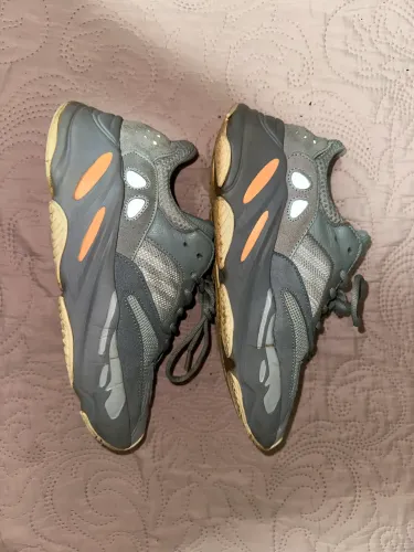 Tênis Yeezy 700 inertia 