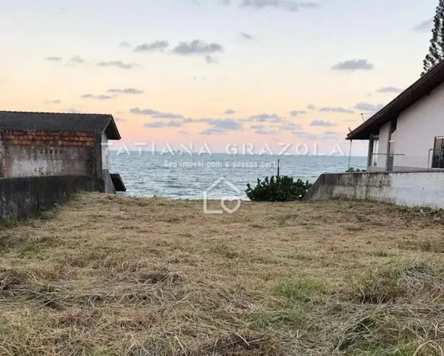 Terreno Frente Mar 600m² em Balneário Piçarras Lote Duplo, 24m de Frente