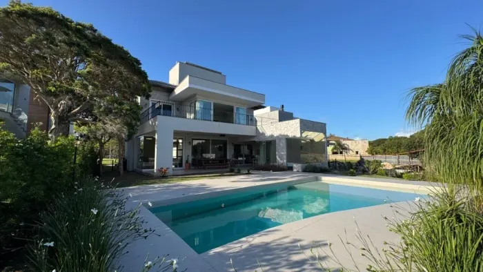 Belíssima casa em Condomínio de alto padrão com 3 suítes + piscina nos Ingleses!