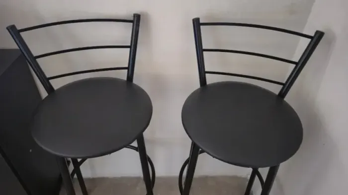 Banquetas Altas com Encosto - Cadeiras Pretas