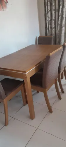 Mesa com 4 cadeiras 
