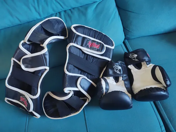 Luvas e tornozeleira de boxe
