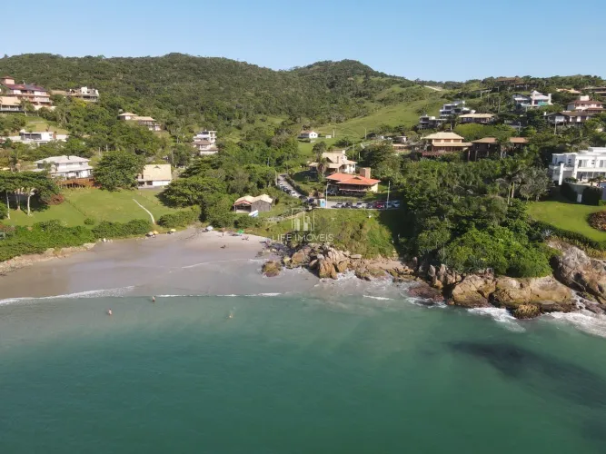 Casa beira-mar à venda em Garopaba/SC na Praia da Vigia com 3 quartos e 2 kitnets