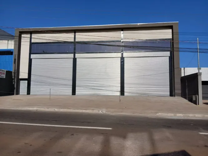 GALPÃO NOVO 750m² | SAÍDA RIO VERDE | PÉ ALTO | 8 VAGAS