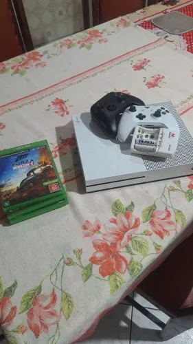 ? Xbox One S + 2 Controles + 4 Jogos + Kit Pilhas Recarregáveis