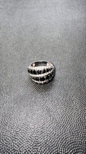 Anel de prata com Zirconias.