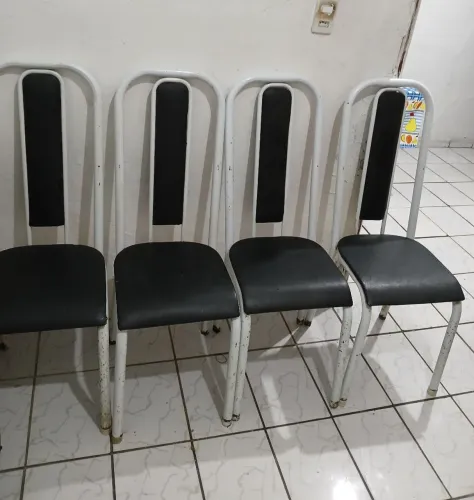 4 cadeiras por 40 reias