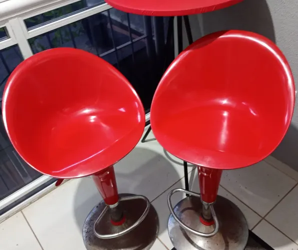 Duas Banquetas Vermelhas com Pistão