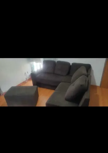 Sofa de canto 5 lugares com almofadas mais puff