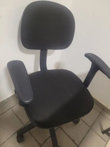 Cadeira secretária giratória com regulagem de altura 