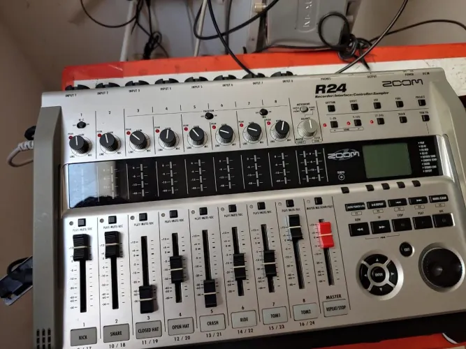 MESA DE SOM GRAVADOR INTEFACE DE ÁUDIO R24 ZOMM