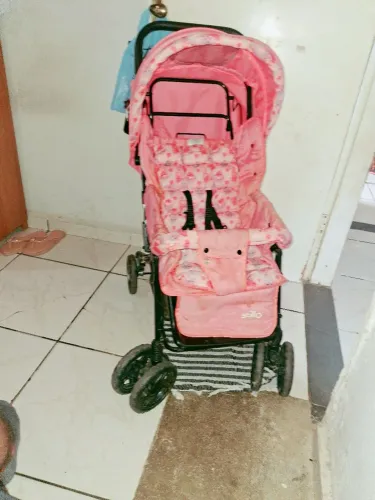 Carrinho de bebê menina