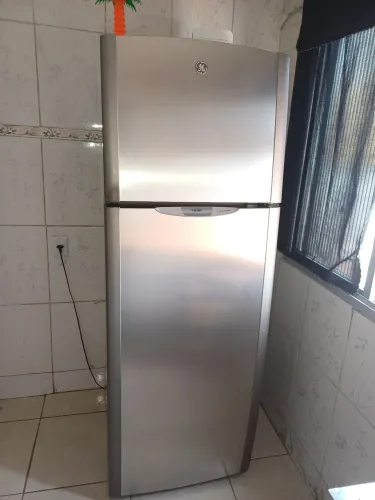 Geladeira grande. Vendo ou troco por uma menor pego uma volta. Não entrego.