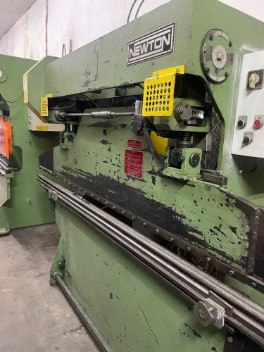 Dobradeira Newton 3.100 mts alongada ferramentas 25 ton